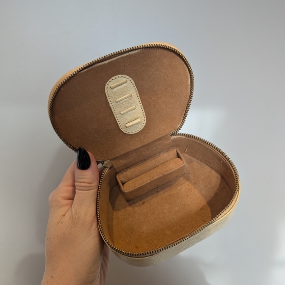 Jewelry - Elegant Cream Jewelry Case